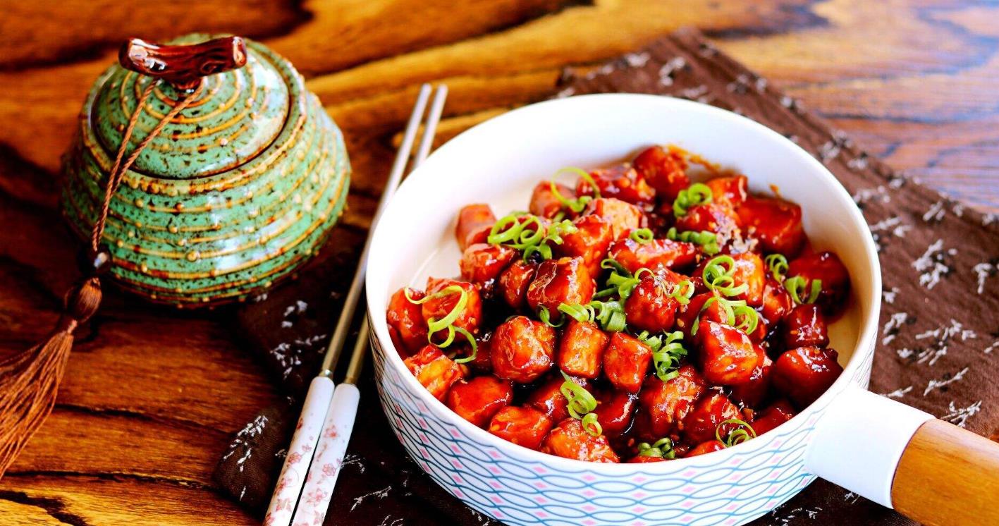 台积电(TSM.US)业绩稳健却面临双重挑战，估值高企竞争加剧