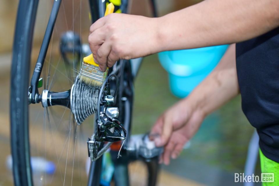 台积电(TSM.US)业绩稳健却面临双重挑战，估值高企竞争加剧