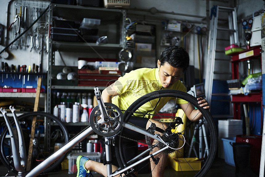 台积电(TSM.US)业绩稳健却面临双重挑战，估值高企竞争加剧