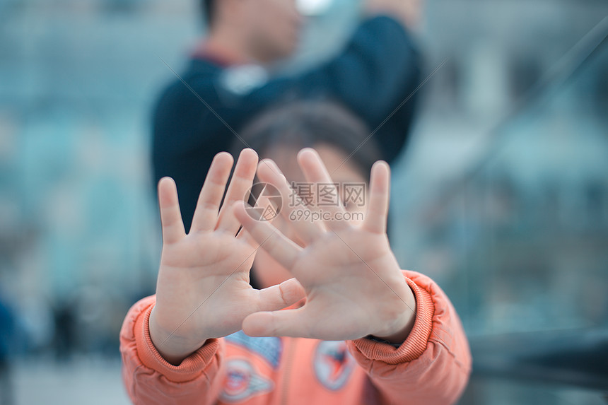 A股午评 | 三大指数小幅下跌 医药股持续强劲 光伏、物流等板块表现活跃