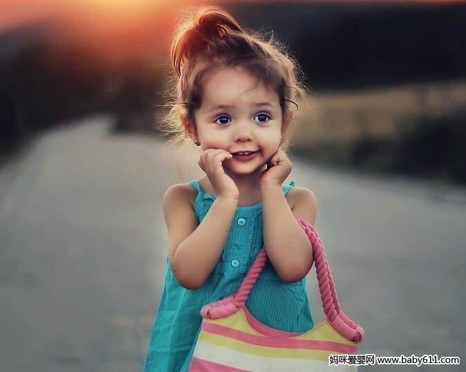 A股午评 | 三大指数小幅下跌 医药股持续强劲 光伏、物流等板块表现活跃